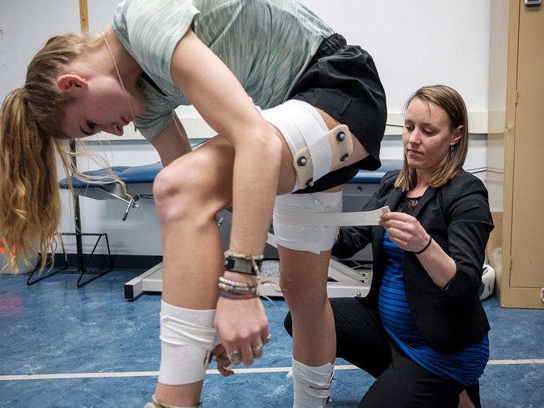 Student affixes monitoring equipment to other students' hamstrings 和 calf muscles in Human Movement 研究 Center